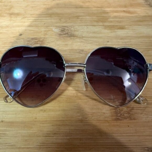 Retro Heart-Shaped Wire (Silver / Chrome) Frame Sunglasses - Picture 4 of 16